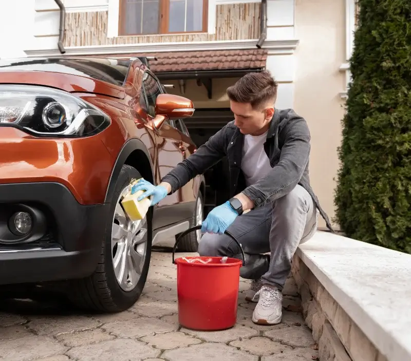 Lavage auto à domicile Plogastel-Saint-Germain : professionnel intervenant sur un véhicule